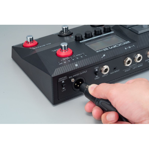 Zoom B2 Four Bass Guitar Multi Effects Processor - Get the Perfect Low-End Tone