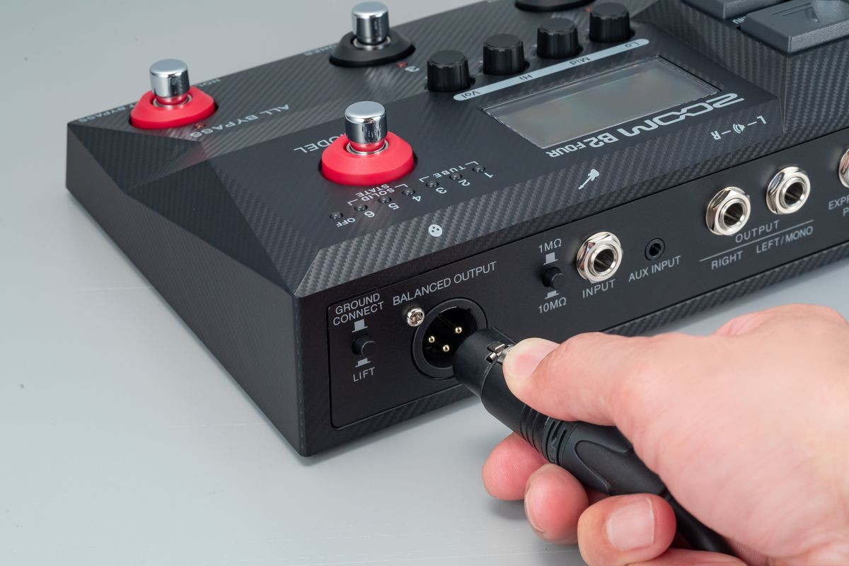 Zoom B2 Four Bass Guitar Multi Effects Processor - Get the Perfect